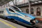 Jedno ze svých pendolin nasadil polský dopravce PKP Intercity do zkušebního provozu v Česku. Na cestách mezi Prahou a Bohumínem je tak možné nyní ověřit, na jakou kvalitu jsou zvyklí polští pasažéři.