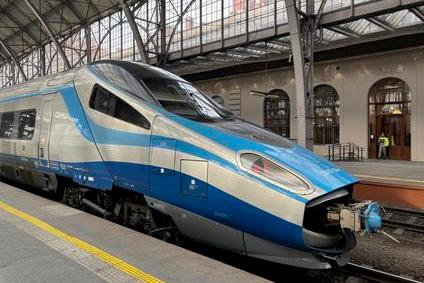 Jedno ze svých pendolin nasadil polský dopravce PKP Intercity do zkušebního provozu v Česku. Na cestách mezi Prahou a Bohumínem je tak možné nyní ověřit, na jakou kvalitu jsou zvyklí polští pasažéři.