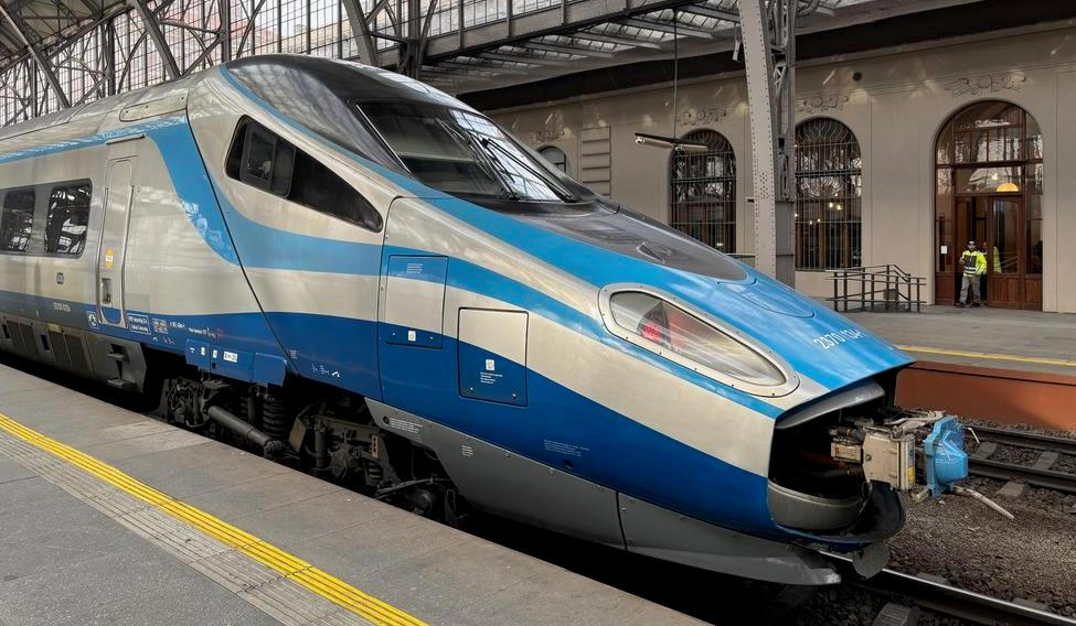 Jedno ze svých pendolin nasadil polský dopravce PKP Intercity do zkušebního provozu v Česku. Na cestách mezi Prahou a Bohumínem je tak možné nyní ověřit, na jakou kvalitu jsou zvyklí polští pasažéři.