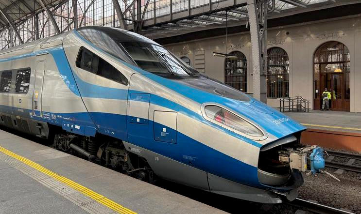 Jedno ze svých pendolin nasadil polský dopravce PKP Intercity do zkušebního provozu v Česku. Na cestách mezi Prahou a Bohumínem je tak možné nyní ověřit, na jakou kvalitu jsou zvyklí polští pasažéři.