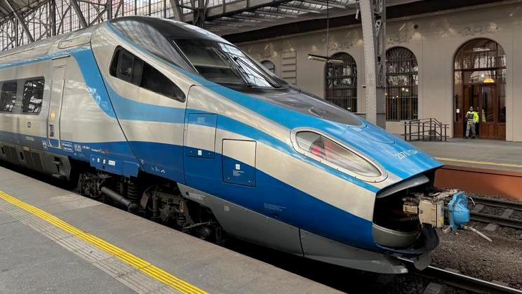 Jedno ze svých pendolin nasadil polský dopravce PKP Intercity do zkušebního provozu v Česku. Na cestách mezi Prahou a Bohumínem je tak možné nyní ověřit, na jakou kvalitu jsou zvyklí polští pasažéři.