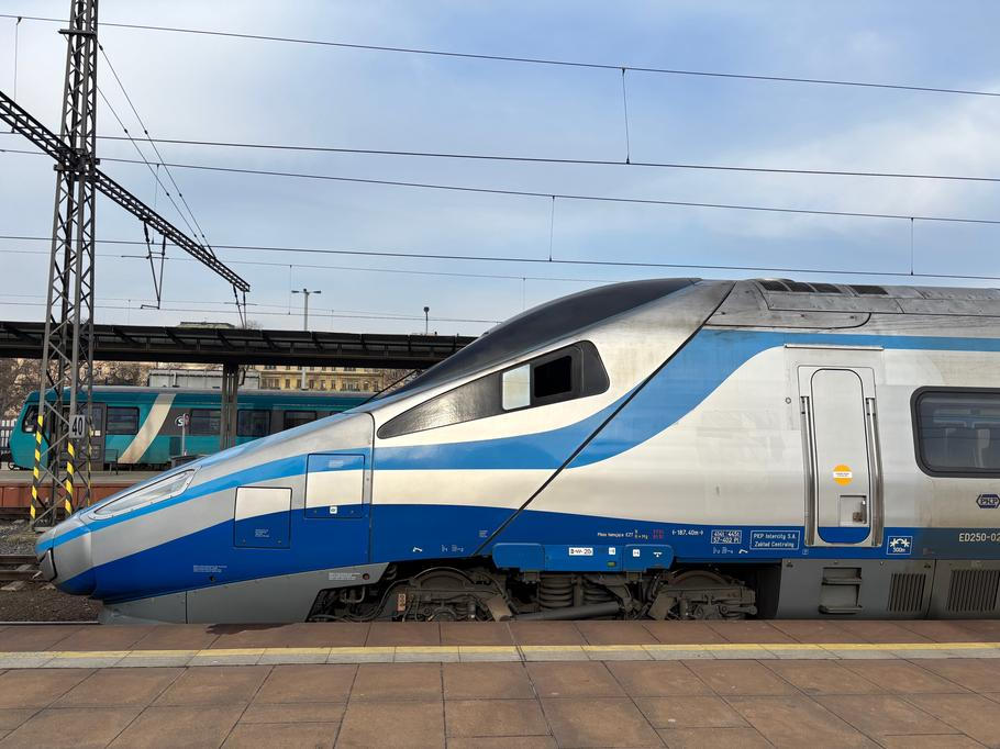 Polský dopravce PKP Intercity nakoupil během let 2011 až 2014 od firmy Alstom 20 vysokorychlostních jednotek Pendolino s maximální konstrukční rychlostí 250 km/h.