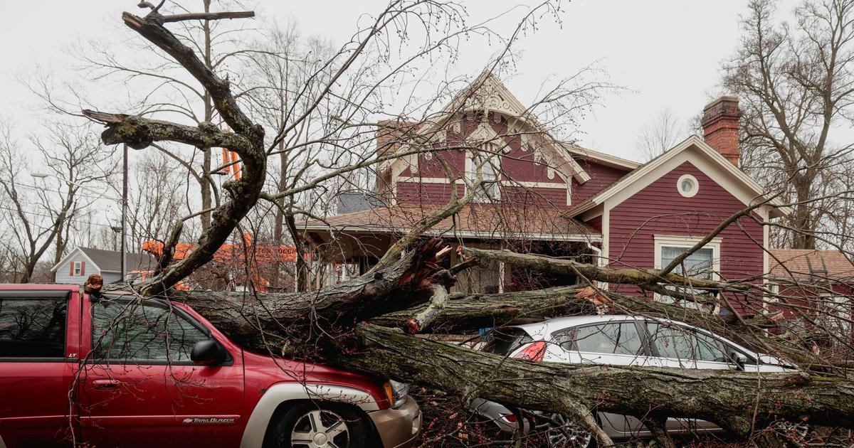 Střed Spojených států od čtvrtka zasáhlo 18 tornád. Vyžádaly si nejméně osm obětí