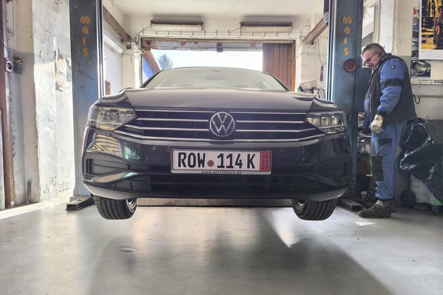 Dobrý kauf, nebo past na hejla? Passat z německého autobazaru jde v Česku na STK