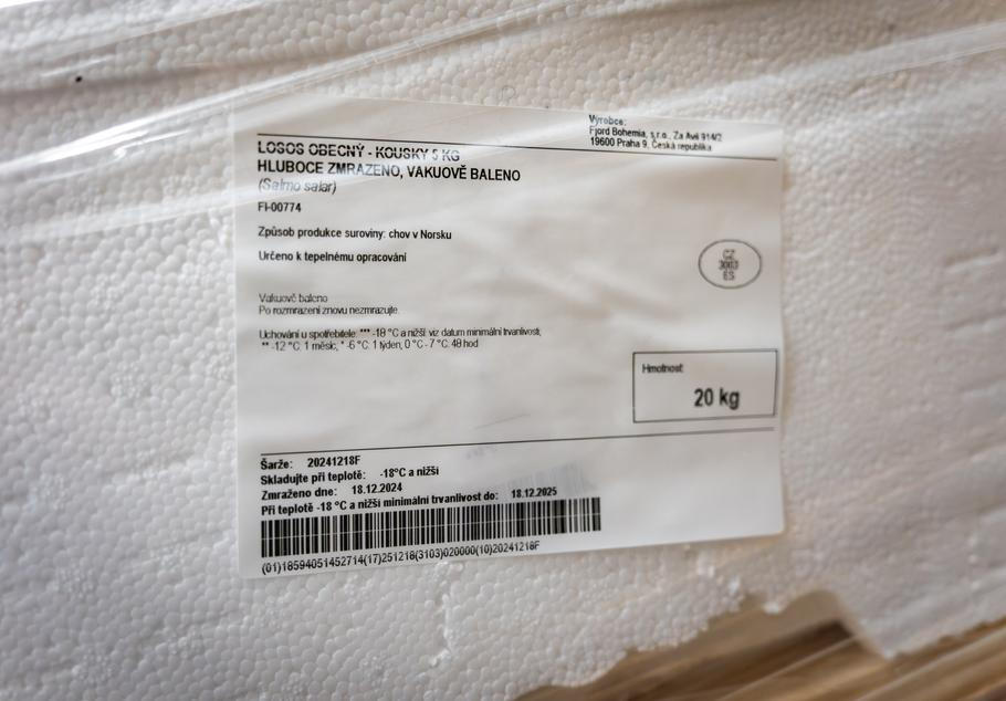 Etiketa, která rozpoutala celý problém. Redakce Aktuálně.cz se na ni podívala zblízka.