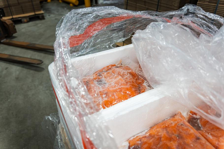 Celkem mělo jít o několik desítek kilogramů lososových kousků.