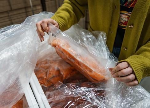 Prahou 9 zachvěla kauza „prošlých ryb“. Podle zjištění redakce Aktuálně.cz je skutečnost ovšem zamotanější – a problém není v rybách.