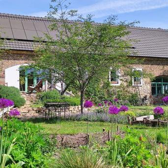 „Splnilo se mi mnohem víc, než jsem si přála. Čím jsem starší, přeji si dělat hlavně smysluplné věci. Postupně nám odchází rodiče a člověk si uvědomuje, jak je vše pomíjivé,“ říká Lenka.