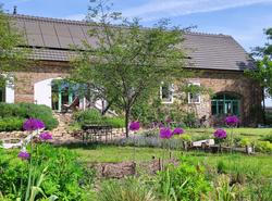 „Splnilo se mi mnohem víc, než jsem si přála. Čím jsem starší, přeji si dělat hlavně smysluplné věci. Postupně nám odchází rodiče a člověk si uvědomuje, jak je vše pomíjivé,“ říká Lenka.