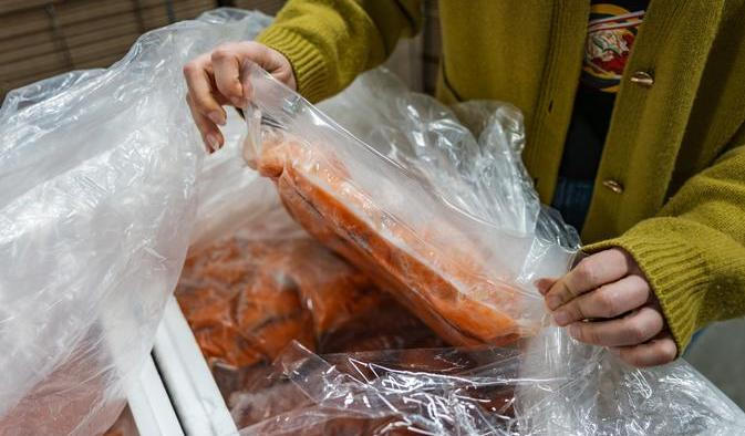 Prahou 9 zachvěla kauza „prošlých ryb“. Podle zjištění redakce Aktuálně.cz je skutečnost ovšem zamotanější – a problém není v rybách.