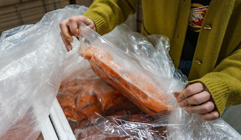 Prahou 9 zachvěla kauza „prošlých ryb“. Podle zjištění redakce Aktuálně.cz je skutečnost ovšem zamotanější – a problém není v rybách.