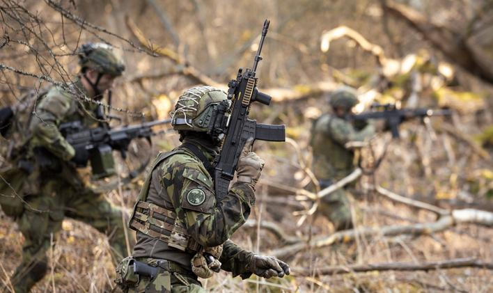 Jedna z momentek nynějšího střeleckého výcviku na Doupově, kterou na svých sociálních sítích sdílel žatecký 41. mechanizovaný prapor.