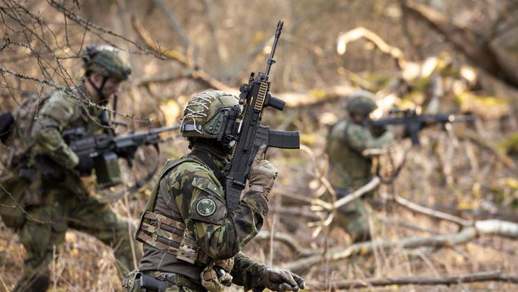 Jedna z momentek nynějšího střeleckého výcviku na Doupově, kterou na svých sociálních sítích sdílel žatecký 41. mechanizovaný prapor.
