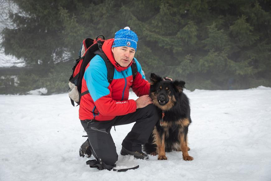 Nos, který zachraňuje. Záchranářští psi v lavinách najdou člověka i metry pod sněhem