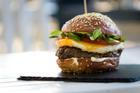 Mini hamburgery se v restauracích rychle ujaly.