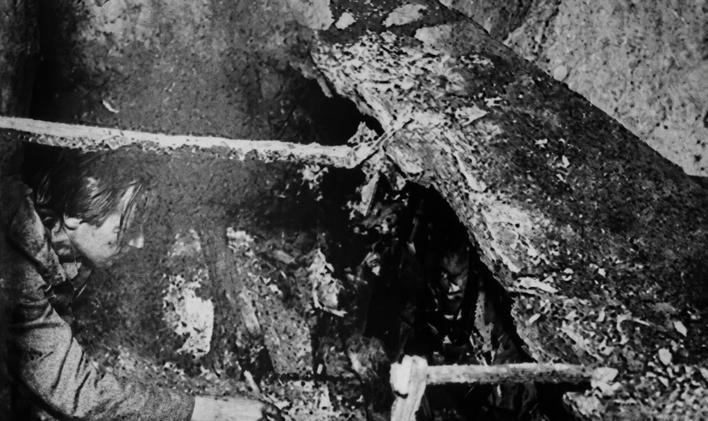 Archeolog Stanisław Kozieł zkoumá otevřenou hrobku krále Kazimíra IV. na Wawelu, květen 1973. Průzkum probíhá bez jakýchkoli ochranných pomůcek, což mělo později fatální následky.