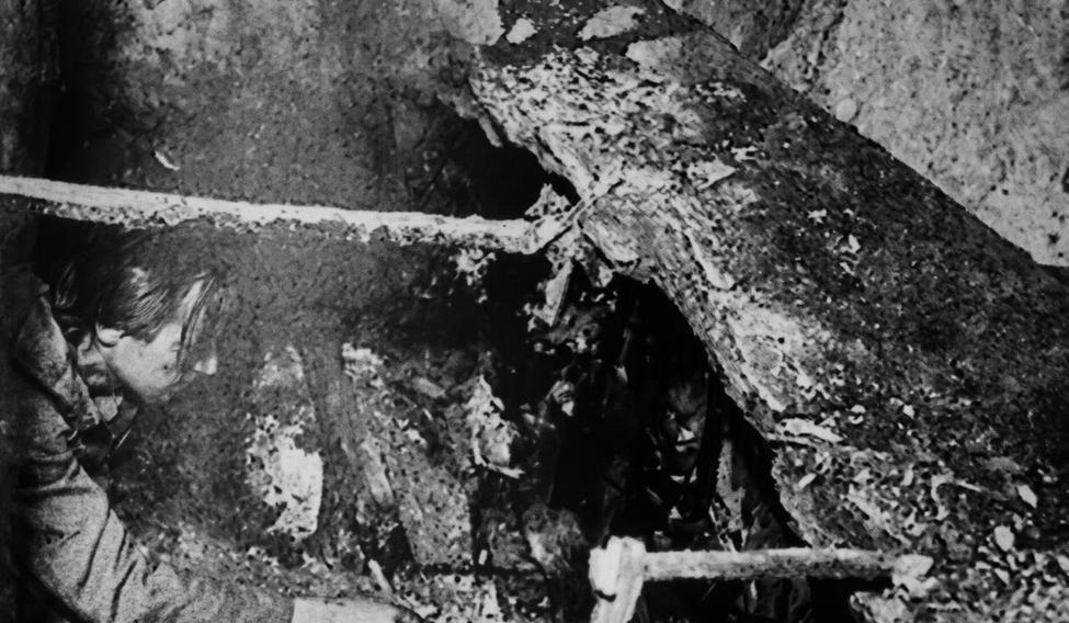 Archeolog Stanisław Kozieł zkoumá otevřenou hrobku krále Kazimíra IV. na Wawelu, květen 1973. Průzkum probíhá bez jakýchkoli ochranných pomůcek, což mělo později fatální následky.