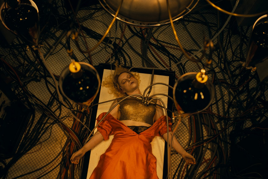 Vyšinutá nevěsta. Temná filmová romance si podvratně hraje s frankensteinovským mýtem