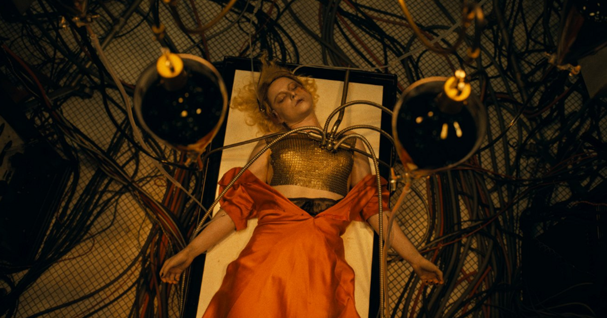 Vyšinutá nevěsta. Temná filmová romance si podvratně hraje s frankensteinovským mýtem