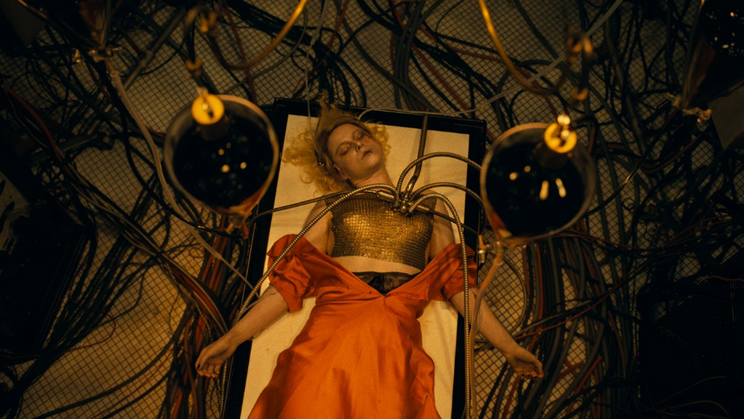 Jessie Buckleyová jako Ida/Nevěsta v americkém snímku Maggie Gyllenhaalové Nevěsta!
