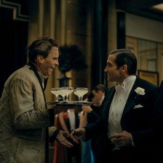 Christian Bale jako Frank a Jake Gyllenhaal jako muzikálová hvězda.