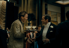 Christian Bale jako Frank a Jake Gyllenhaal jako muzikálová hvězda.