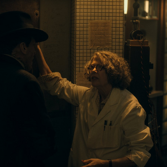 Annette Beningová jako neortodoxní vědkyně, doktorka Euphronious.