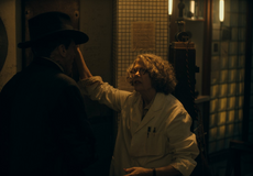 Annette Beningová jako neortodoxní vědkyně, doktorka Euphronious.