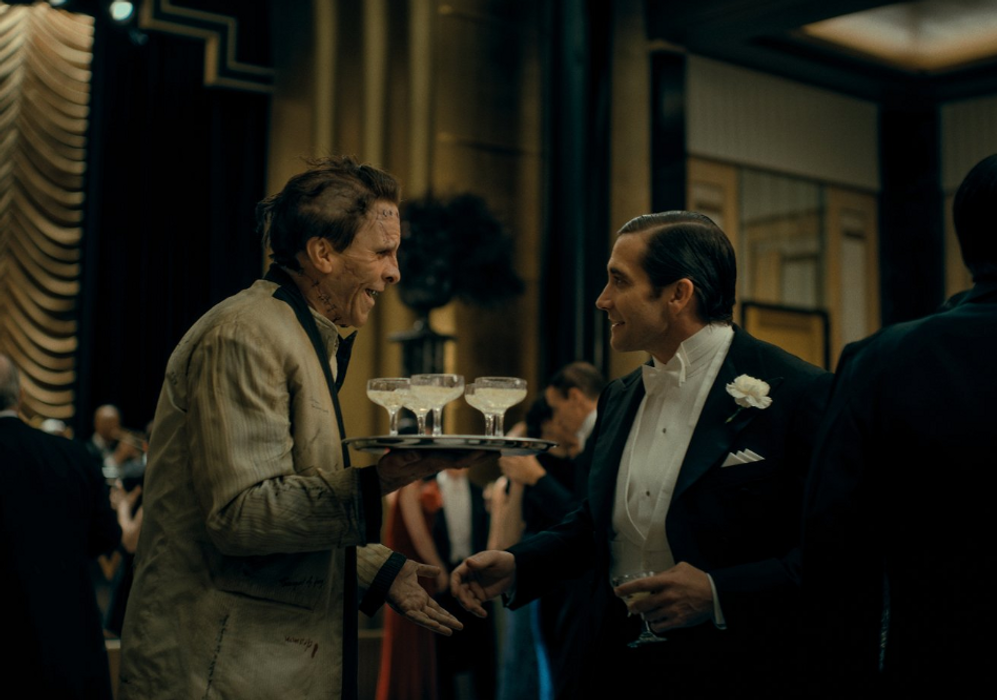 Christian Bale jako Frank a Jake Gyllenhaal jako muzikálová hvězda.