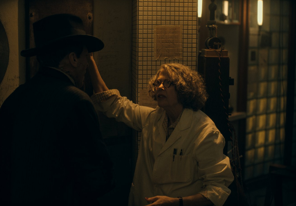 Annette Beningová jako neortodoxní vědkyně, doktorka Euphronious.