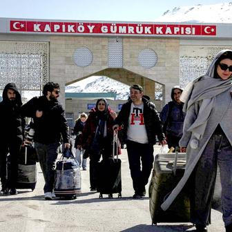 „Lidé se bojí vyjít do ulic.“ Svědectví Íránců na hranici s Tureckem