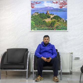 „Lidé se bojí vyjít do ulic.“ Svědectví Íránců na hranici s Tureckem