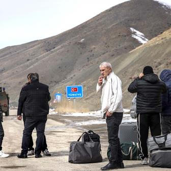 „Lidé se bojí vyjít do ulic.“ Svědectví Íránců na hranici s Tureckem