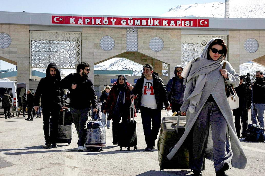 „Lidé se bojí vyjít do ulic.“ Svědectví Íránců na hranici s Tureckem