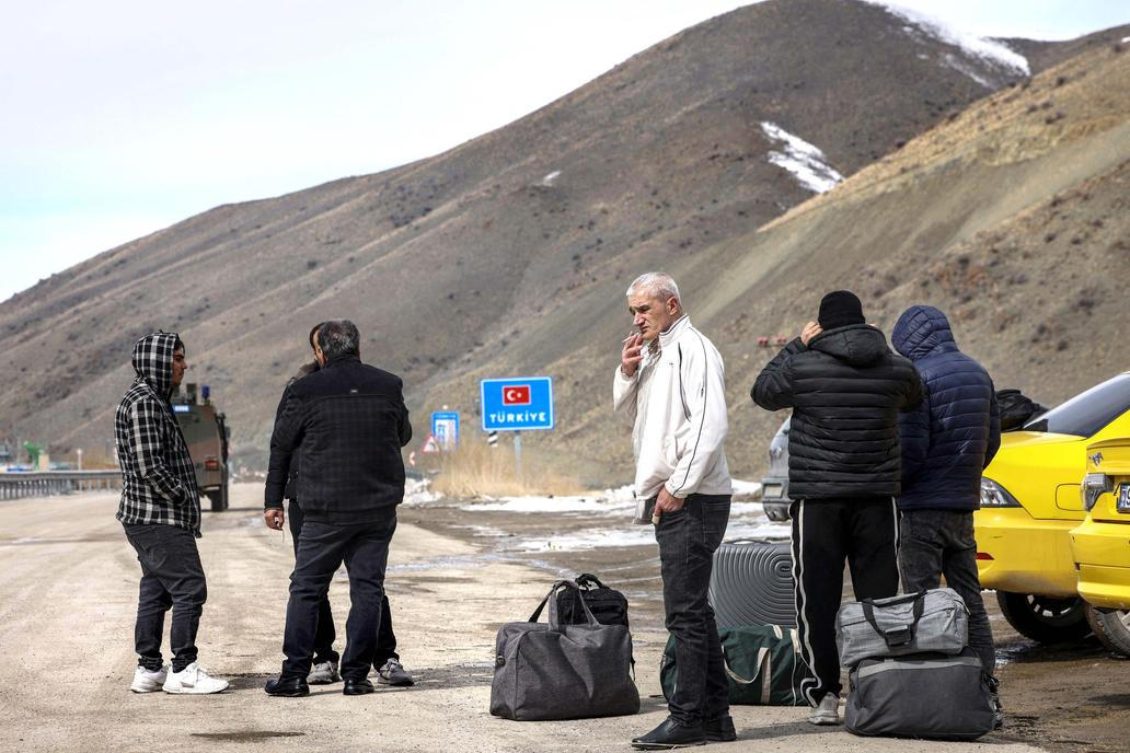 „Lidé se bojí vyjít do ulic.“ Svědectví Íránců na hranici s Tureckem