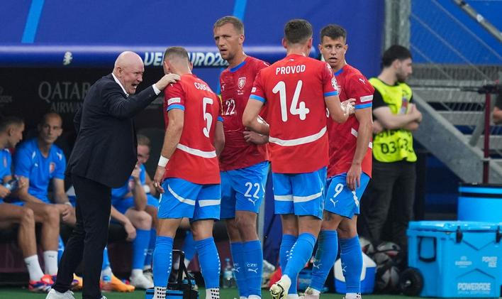 Miroslav Koubek mohl vést Česko už na Euru 2024. Jenže přednost dostal Ivan Hašek a u týmu zůstal i přes neúspěch na šampionátu. Skončil až po ostudě s Faerskými ostrovy - a šanci dostává Koubek až nyní.