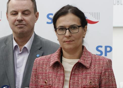 Poslankyně Svobodných Markéta Šichtařová na tiskové konferenci 10. března 2026. Šichtařová je členkou klubu SPD, protože Svobodní šli do voleb na kandidátce SPD.