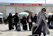 „Lidé se bojí vyjít do ulic.“ Svědectví Íránců na hranici s Tureckem