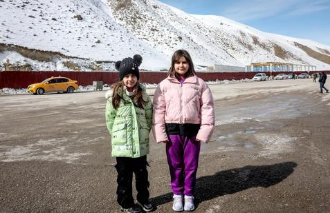 „Lidé se bojí vyjít do ulic.“ Svědectví Íránců na hranici s Tureckem