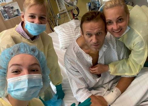 Alexej Navalnyj s rodinou v nemocnici v Berlíně.