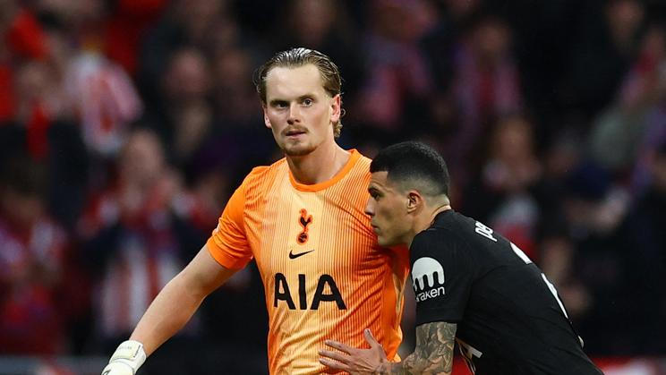 Antonín Kinský odchází ze hřiště.