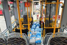 Tam autobus jezdí bez cestujících, ale jejich hmotnost simulují pytle s betonovou směsí.