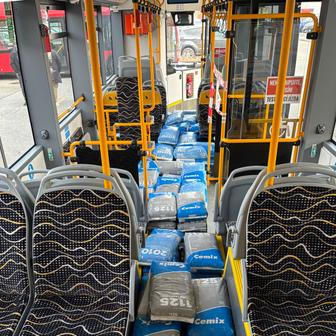 Tam autobus jezdí bez cestujících, ale jejich hmotnost simulují pytle s betonovou směsí.