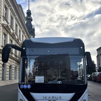 Díky němu také víme, že jde o autobus pro celkem 85 cestujících s 314,14kWh baterií a výkonem 240 kW.