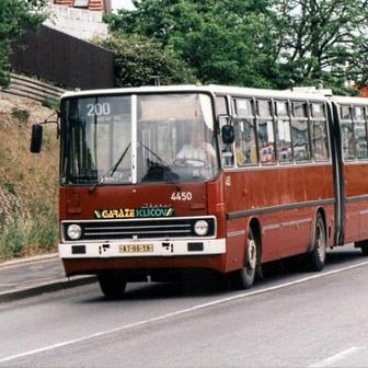 Ikarus 280 v barvách pražského dopravního podniku.