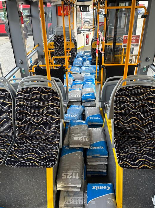 Tam autobus jezdí bez cestujících, ale jejich hmotnost simulují pytle s betonovou směsí.