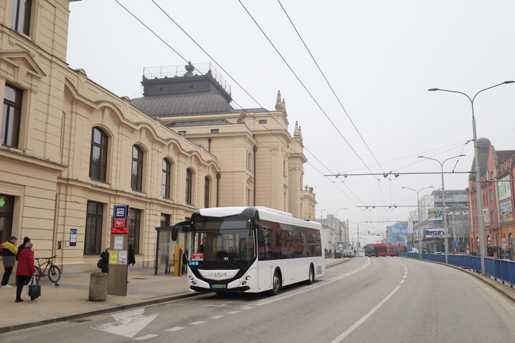 V Českých Budějovicích se elektrobus vydává na klasické trasy, kde dopravní podnik testuje dojezd nebo jízdní vlastnosti.
