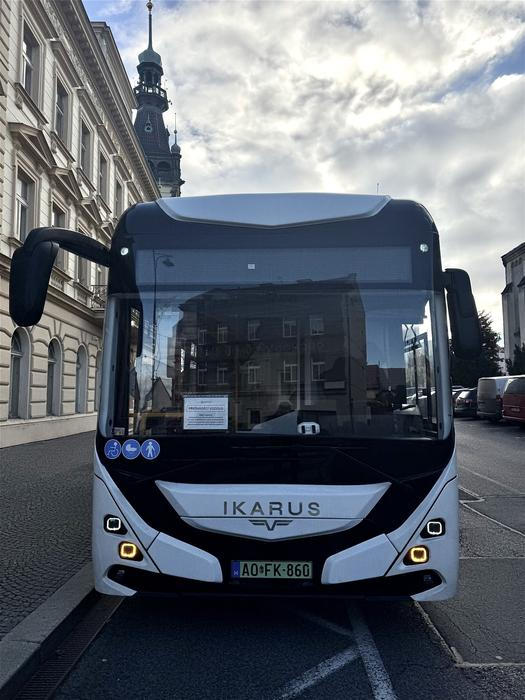 Díky němu také víme, že jde o autobus pro celkem 85 cestujících s 314,14kWh baterií a výkonem 240 kW.