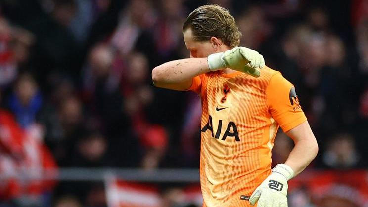 Český brankář Tottenhamu Antonín Kinský při utkání s Atléticem Madrid