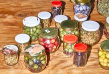 Když Češi říkají, že jsou ateisté, je dobré se zeptat na jednu věc: co mají doma ve spižírně. Protože zatímco Bibli v mnoha domácnostech nenajdete, zažloutlý sešit s recepty po babičce téměř jistě ano. 